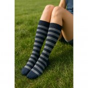 stödstrumpor svarta med mörkt grå ränder i naturen