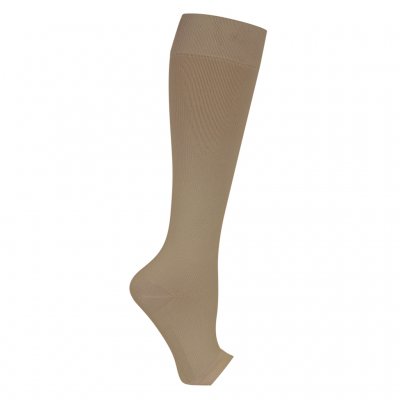 Beige stödstrumpa med öppen tå fotograferad mot ljus bakgrund. Den knähöga modellen har en stilren och diskret design i en natur