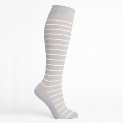 Grå randiga stödstrumpor i bambu på vit bakgrund